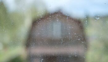 Como desembaçar vidro por dentro