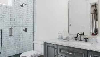 Banheiro com box de vidro com porta de abrir